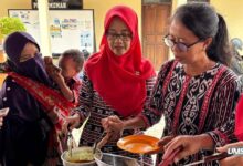 Pelatihan praktik mengolah MPASI berbahan lele untuk cegah stunting balita oleh mahasiswa UMS dan peserta di Desa Blimbing Sukoharjo.