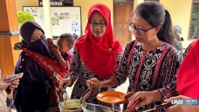 Pelatihan praktik mengolah MPASI berbahan lele untuk cegah stunting balita oleh mahasiswa UMS dan peserta di Desa Blimbing Sukoharjo.
