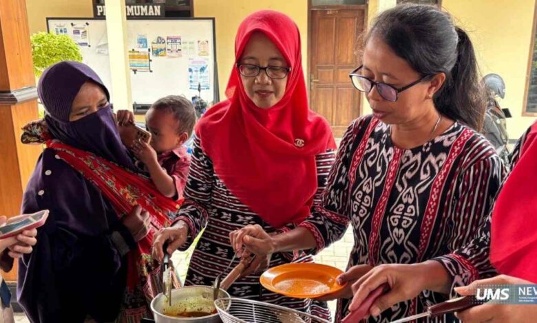 Pelatihan praktik mengolah MPASI berbahan lele untuk cegah stunting balita oleh mahasiswa UMS dan peserta di Desa Blimbing Sukoharjo.