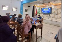 Panitia dan alumni menghadiri raker persiapan Reuni Akbar SMP Muhammadiyah 1 Dayeuhluhur di dalam aula sekolah.