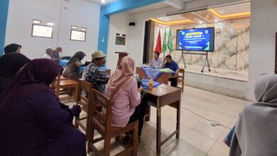 Panitia dan alumni menghadiri raker persiapan Reuni Akbar SMP Muhammadiyah 1 Dayeuhluhur di dalam aula sekolah.
