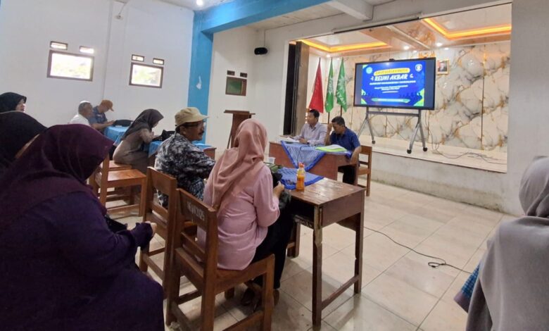 Panitia dan alumni menghadiri raker persiapan Reuni Akbar SMP Muhammadiyah 1 Dayeuhluhur di dalam aula sekolah.