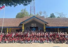 Pengurus PC IMM Purwokerto dan peserta Rakorbid foto bersama di depan gedung SMP Muhammadiyah Sumbang