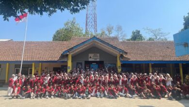 Pengurus PC IMM Purwokerto dan peserta Rakorbid foto bersama di depan gedung SMP Muhammadiyah Sumbang