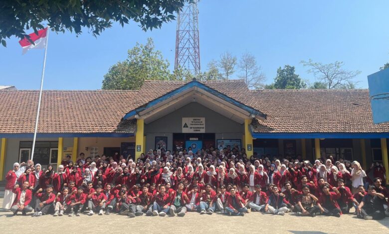 Pengurus PC IMM Purwokerto dan peserta Rakorbid foto bersama di depan gedung SMP Muhammadiyah Sumbang