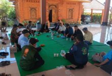 Suasana rapat koordinasi LDK PWM Jateng dan PDM Rembang persiapan Wayang Kulit Muhammadiyah Rembang di Pendopo Sanggar Cakraningrat.