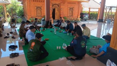 Suasana rapat koordinasi LDK PWM Jateng dan PDM Rembang persiapan Wayang Kulit Muhammadiyah Rembang di Pendopo Sanggar Cakraningrat.