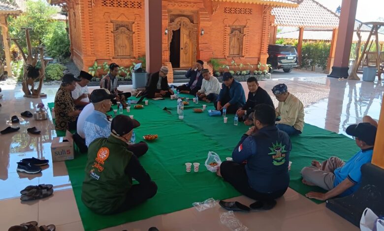 Suasana rapat koordinasi LDK PWM Jateng dan PDM Rembang persiapan Wayang Kulit Muhammadiyah Rembang di Pendopo Sanggar Cakraningrat.