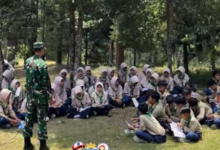 Siswa SD Muhammadiyah Ngadirejo duduk melingkar di alam terbuka menyimak materi dari anggota Koramil Ngadirejo saat Character Building.