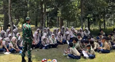 Siswa SD Muhammadiyah Ngadirejo duduk melingkar di alam terbuka menyimak materi dari anggota Koramil Ngadirejo saat Character Building.