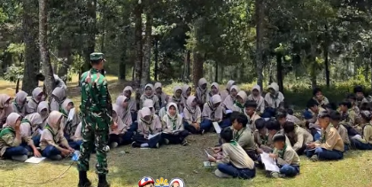 Siswa SD Muhammadiyah Ngadirejo duduk melingkar di alam terbuka menyimak materi dari anggota Koramil Ngadirejo saat Character Building.