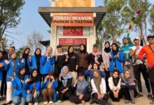Tim PPK Ormawa BEM FIPH UNIMUS foto bersama peserta pelatihan Guita Center di loket pintu masuk wisata Desa Kalisidi.