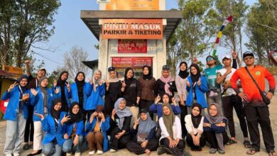 Tim PPK Ormawa BEM FIPH UNIMUS foto bersama peserta pelatihan Guita Center di loket pintu masuk wisata Desa Kalisidi.