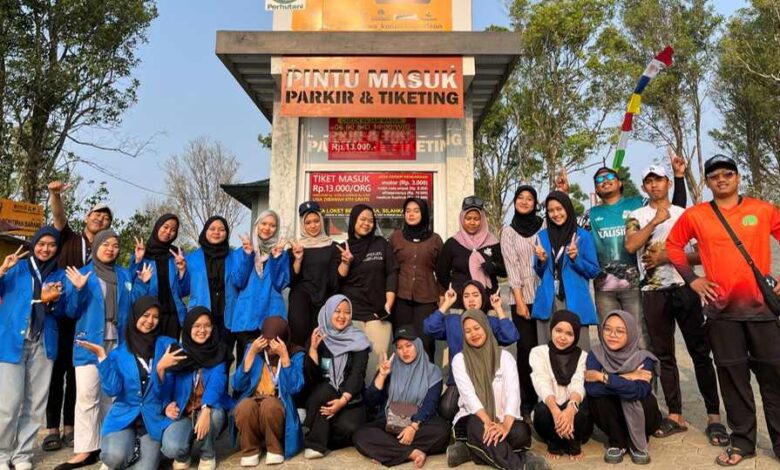 Tim PPK Ormawa BEM FIPH UNIMUS foto bersama peserta pelatihan Guita Center di loket pintu masuk wisata Desa Kalisidi.