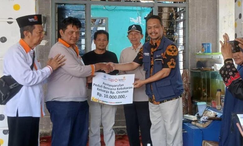 Penyerahan bantuan Lazismu Kota Magelang secara simbolis kepada korban musibah kebakaran di Magelang.