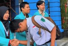 Siswa SMAN 1 Kartasura bersalaman menyapa mahasiswa UMS dalam pembiasaan pagi di gerbang sekolah