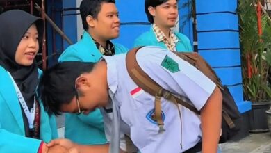 Siswa SMAN 1 Kartasura bersalaman menyapa mahasiswa UMS dalam pembiasaan pagi di gerbang sekolah