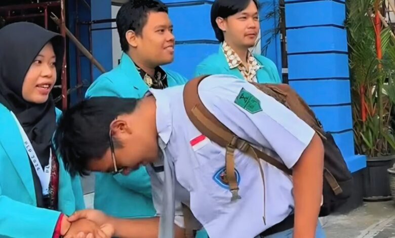 Siswa SMAN 1 Kartasura bersalaman menyapa mahasiswa UMS dalam pembiasaan pagi di gerbang sekolah