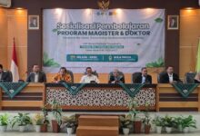 Rektor UIN Sunan Kalijaga Prof Noorhaidi Hasan bersama jajaran pimpinan dalam Sospem Pascasarjana UIN Suka 2026 di Aula FITK.