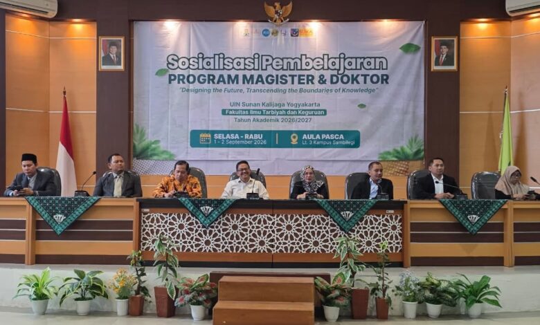 Rektor UIN Sunan Kalijaga Prof Noorhaidi Hasan bersama jajaran pimpinan dalam Sospem Pascasarjana UIN Suka 2026 di Aula FITK.