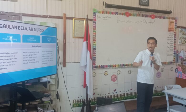 Presentasi mengenai strategi keunggulan belajar murid dan budaya menghargai di lingkungan SD Muhammadiyah 1 Ketelan Surakarta.
