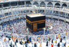 Ilustrasi transformasi tata kelola haji Indonesia dengan Ka'bah, jemaah haji, petugas, dan sistem layanan digital yang profesional dan berkeadilan.