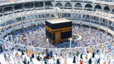 Ilustrasi transformasi tata kelola haji Indonesia dengan Ka'bah, jemaah haji, petugas, dan sistem layanan digital yang profesional dan berkeadilan.