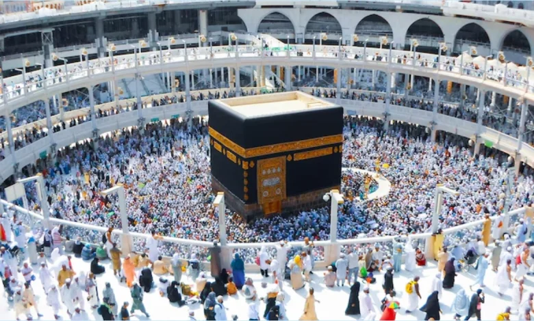 Ilustrasi transformasi tata kelola haji Indonesia dengan Ka'bah, jemaah haji, petugas, dan sistem layanan digital yang profesional dan berkeadilan.