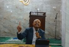 Ustaz Dwi Jatmiko memberikan ceramah tentang 9 kebiasaan emas yang mengubah rutinitas menjadi ibadah di Masjid Kotta Barat Solo
