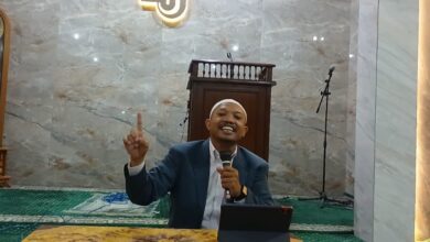 Ustaz Dwi Jatmiko memberikan ceramah tentang 9 kebiasaan emas yang mengubah rutinitas menjadi ibadah di Masjid Kotta Barat Solo