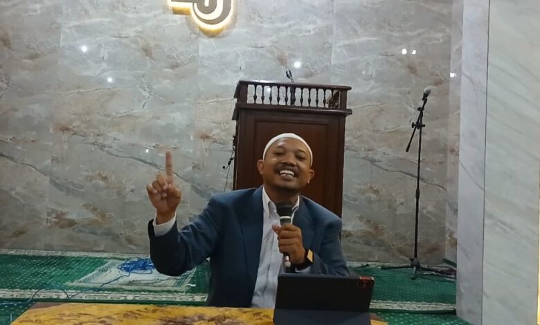Ustaz Dwi Jatmiko memberikan ceramah tentang 9 kebiasaan emas yang mengubah rutinitas menjadi ibadah di Masjid Kotta Barat Solo