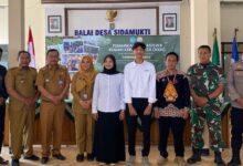 Foto bersama mahasiswa KKN STIEM Cilacap, perangkat Desa Sidamukti, perwakilan Bappeda, Babinsa, dan Bhabinkamtibmas saat penarikan KKN.