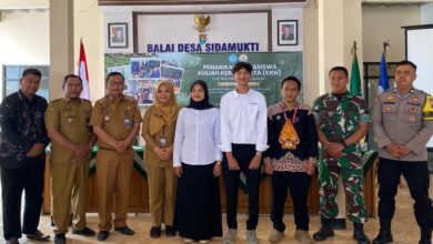 Foto bersama mahasiswa KKN STIEM Cilacap, perangkat Desa Sidamukti, perwakilan Bappeda, Babinsa, dan Bhabinkamtibmas saat penarikan KKN.