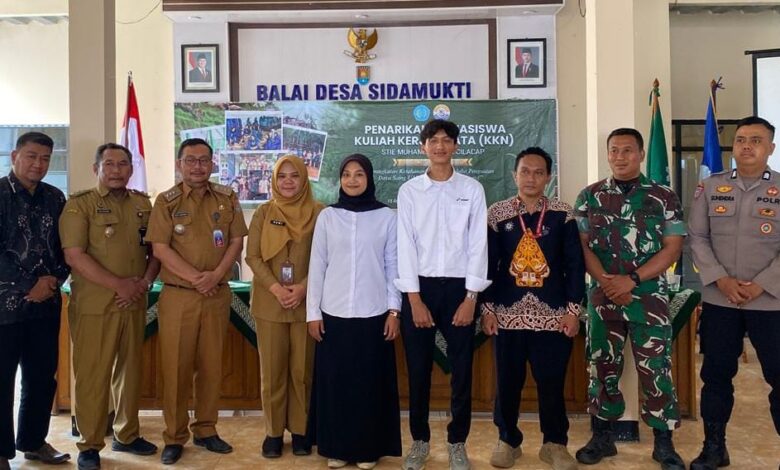 Foto bersama mahasiswa KKN STIEM Cilacap, perangkat Desa Sidamukti, perwakilan Bappeda, Babinsa, dan Bhabinkamtibmas saat penarikan KKN.