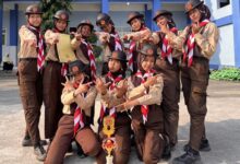 Regu pramuka putri SMP Muhammadiyah 5 Kalinyamatan berpose membawa piala dan piagam Juara Umum II Jambore dan Raimuna Ranting Kalinyamatan 2026.