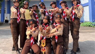 Regu pramuka putri SMP Muhammadiyah 5 Kalinyamatan berpose membawa piala dan piagam Juara Umum II Jambore dan Raimuna Ranting Kalinyamatan 2026.