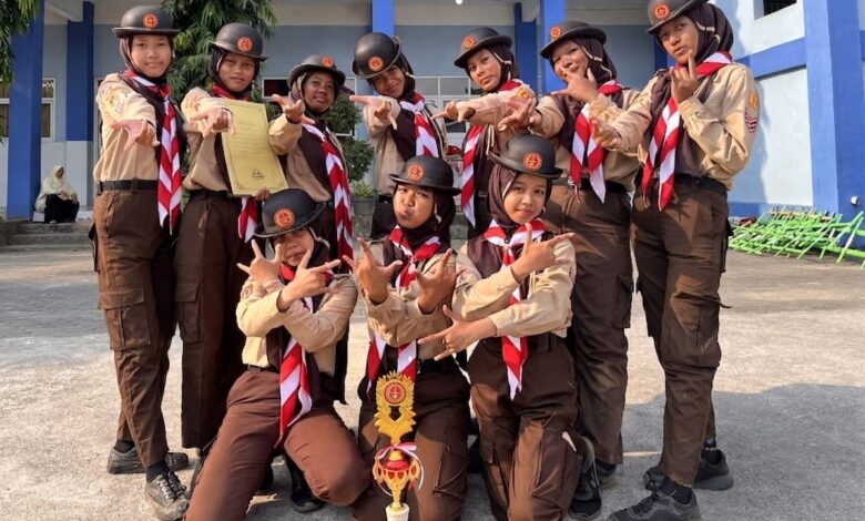 Regu pramuka putri SMP Muhammadiyah 5 Kalinyamatan berpose membawa piala dan piagam Juara Umum II Jambore dan Raimuna Ranting Kalinyamatan 2026.