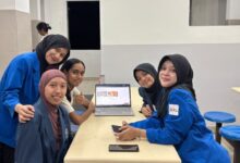 Mahasiswa UMP dan KKN Internasional UMG tunjukkan website pengenalan budaya Indonesia di INTI International University Malaysia.