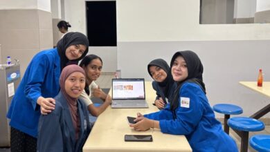 Mahasiswa UMP dan KKN Internasional UMG tunjukkan website pengenalan budaya Indonesia di INTI International University Malaysia.