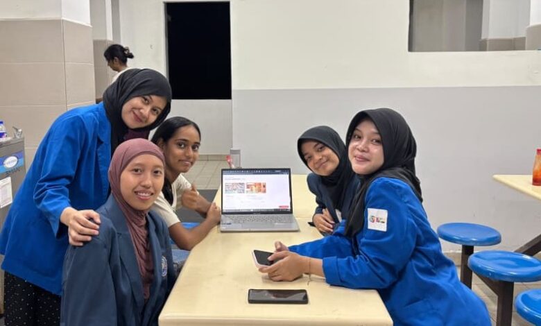 Mahasiswa UMP dan KKN Internasional UMG tunjukkan website pengenalan budaya Indonesia di INTI International University Malaysia.