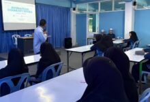 Tim dosen FEB UMP memberikan materi edukasi keuangan dalam kegiatan International Community Service di Thammislam Foundation School Thailand.