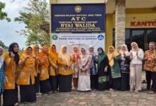 Foto bersama PWA Jawa Timur, LLHPB, LATIN, dan Eco Bhinneka Muhammadiyah di depan gedung ATC Pasuruan terkait Hutan Wakaf SITI KANAYA.