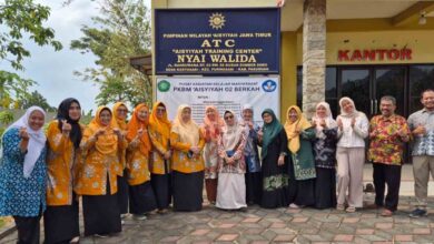 Foto bersama PWA Jawa Timur, LLHPB, LATIN, dan Eco Bhinneka Muhammadiyah di depan gedung ATC Pasuruan terkait Hutan Wakaf SITI KANAYA.