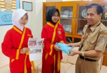 siswi Tapak Suci SMPN 1 Nusawungu menyerahkan hasil penggalangan dana korban gempa NTT kepada pihak sekolah