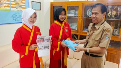 siswi Tapak Suci SMPN 1 Nusawungu menyerahkan hasil penggalangan dana korban gempa NTT kepada pihak sekolah