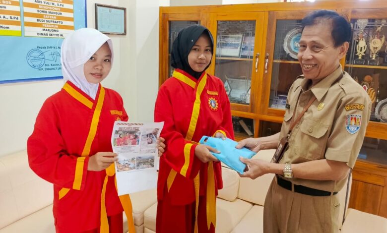 siswi Tapak Suci SMPN 1 Nusawungu menyerahkan hasil penggalangan dana korban gempa NTT kepada pihak sekolah