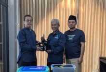 Penyerahan simbolis fasilitas dakwah digital PDM Jepara berupa kamera dan alat livestreaming kepada MPI