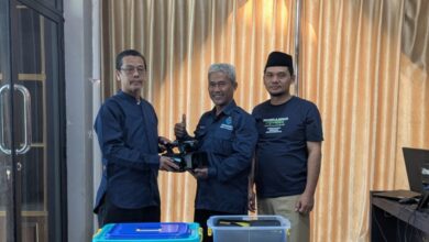 Penyerahan simbolis fasilitas dakwah digital PDM Jepara berupa kamera dan alat livestreaming kepada MPI