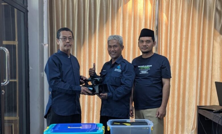 Penyerahan simbolis fasilitas dakwah digital PDM Jepara berupa kamera dan alat livestreaming kepada MPI