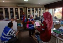 Tim auditor 1000 Cahaya sedang memantau pencahayaan, peralatan elektronik, dan walk through dalam audit energi gedung PP Muhammadiyah Jakarta.